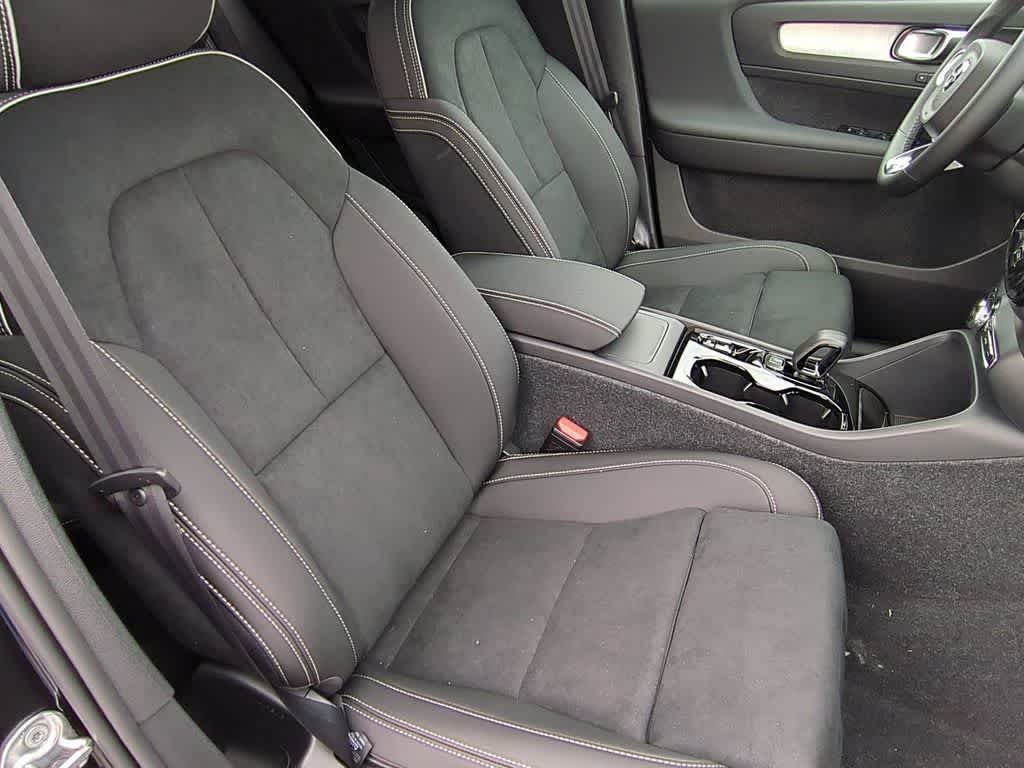 Thumbnail: 2026 Volvo XC40 - 22