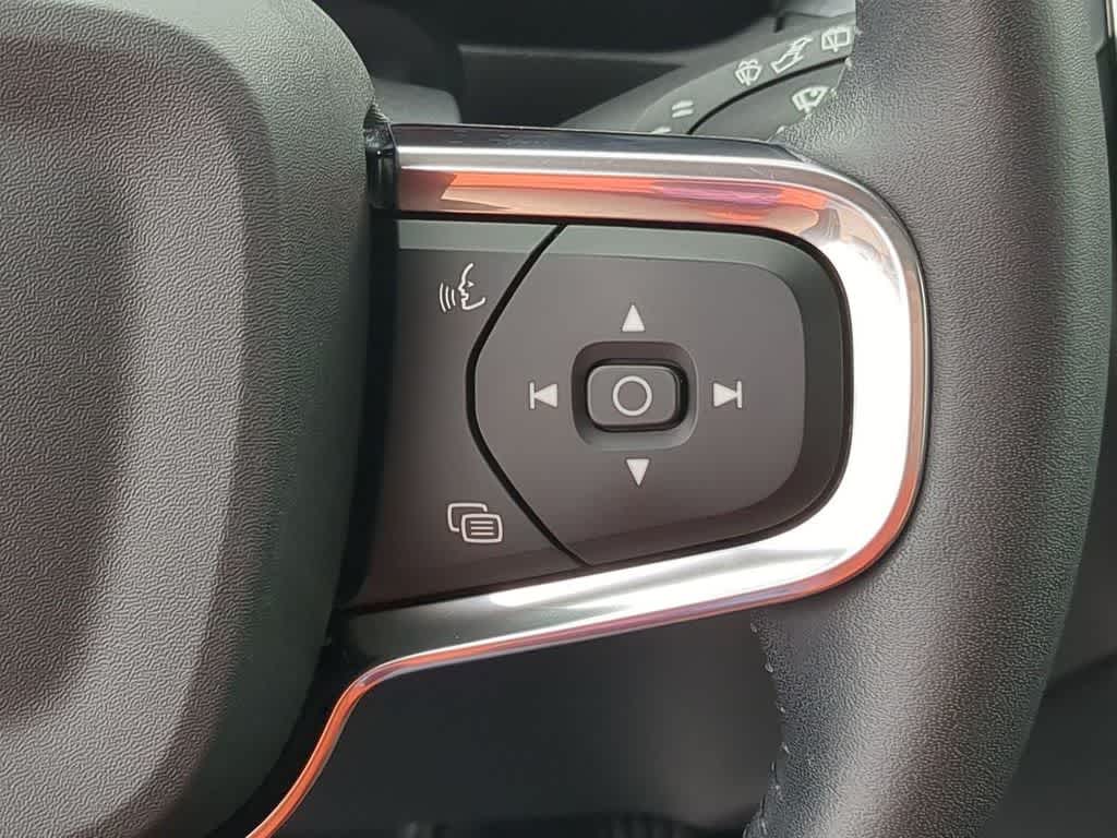 Thumbnail: 2021 Volvo XC40 - 23