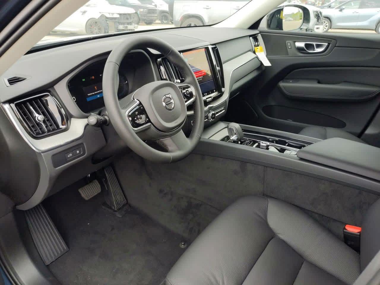 2025 Volvo XC60 Hybrid T8 Plus photo 2