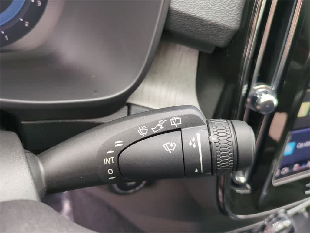 Thumbnail: 2023 Volvo XC40 - 17