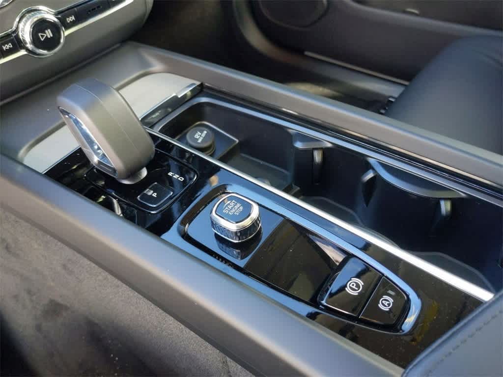 Thumbnail: 2025 Volvo XC60 - 23
