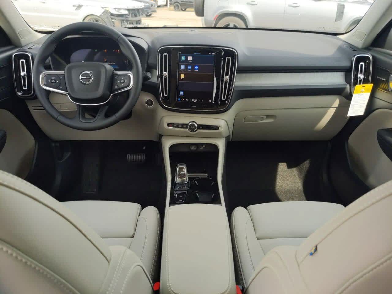 Thumbnail: 2025 Volvo XC40 - 13