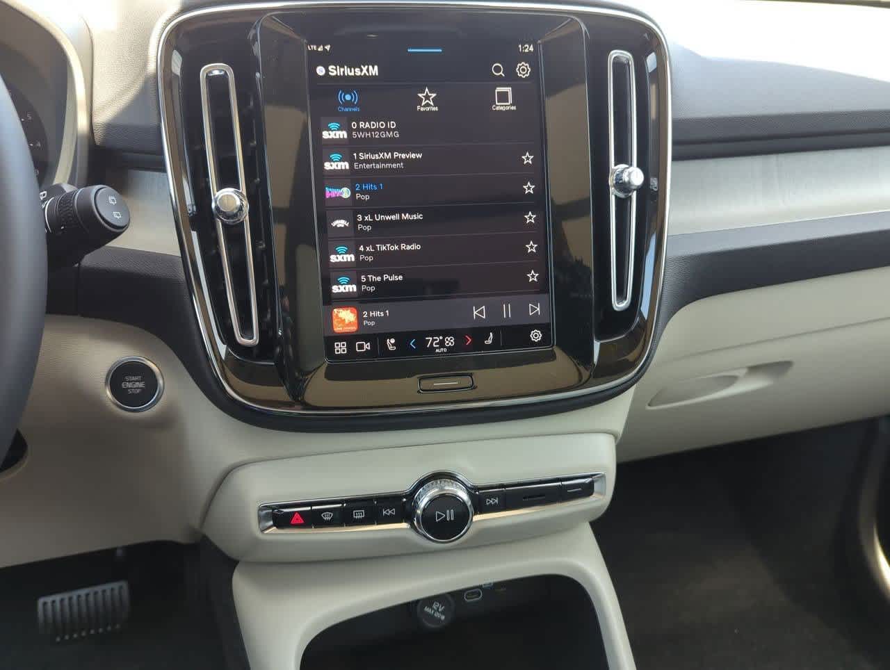 2025 Volvo XC40 B5 Ultimate 25
