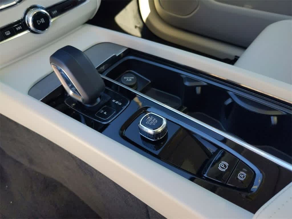 Thumbnail: 2025 Volvo XC60 - 23