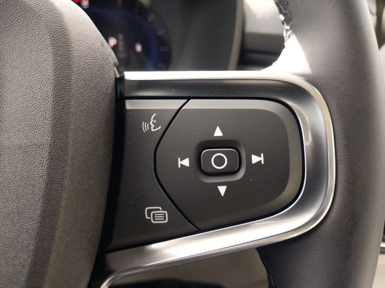2025 Volvo XC40 B5 Ultimate 24