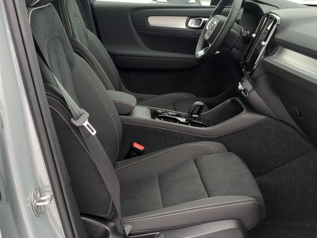 Thumbnail: 2026 Volvo XC40 - 21