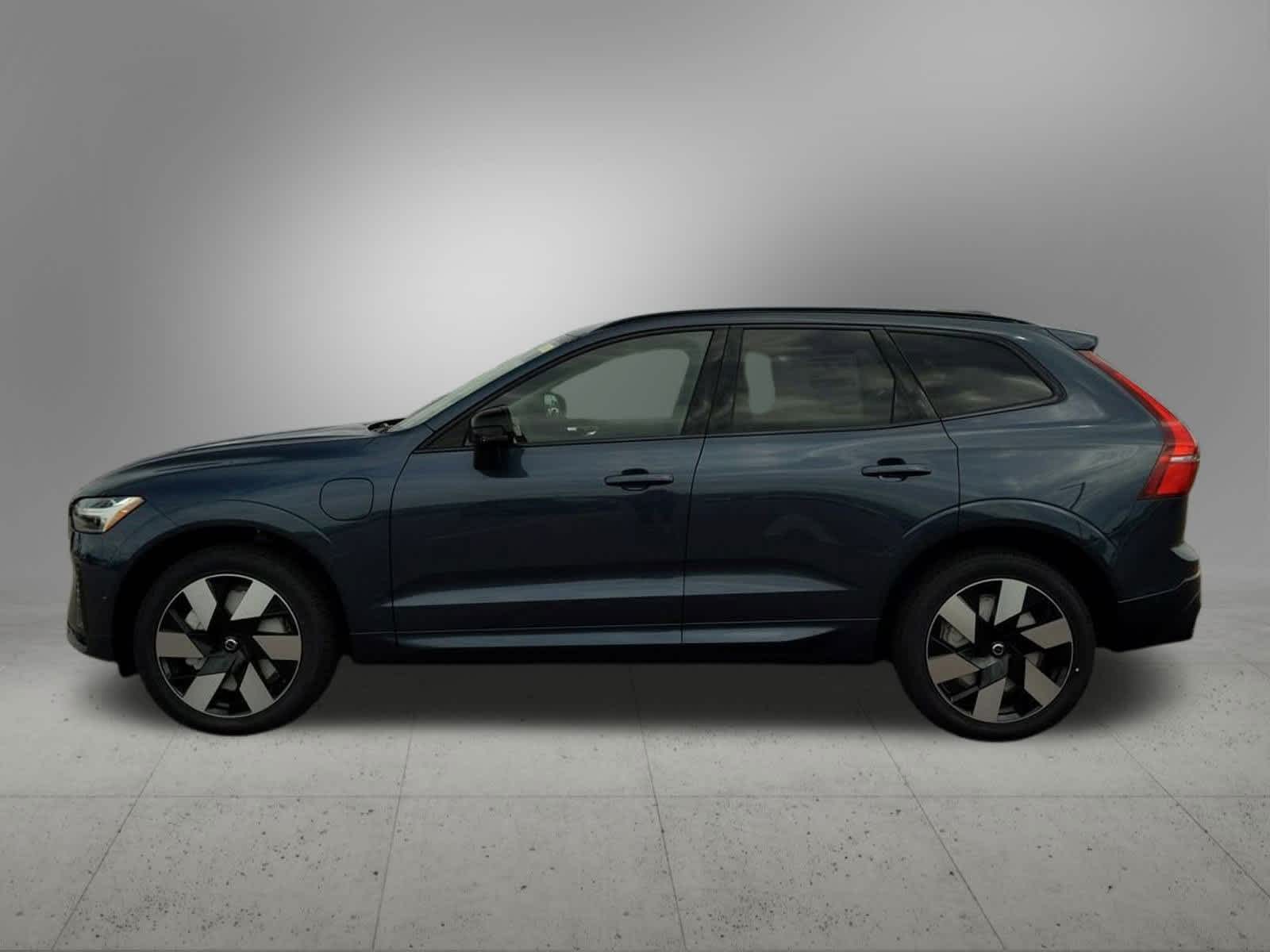 2025 Volvo XC60 Hybrid T8 Plus photo 3