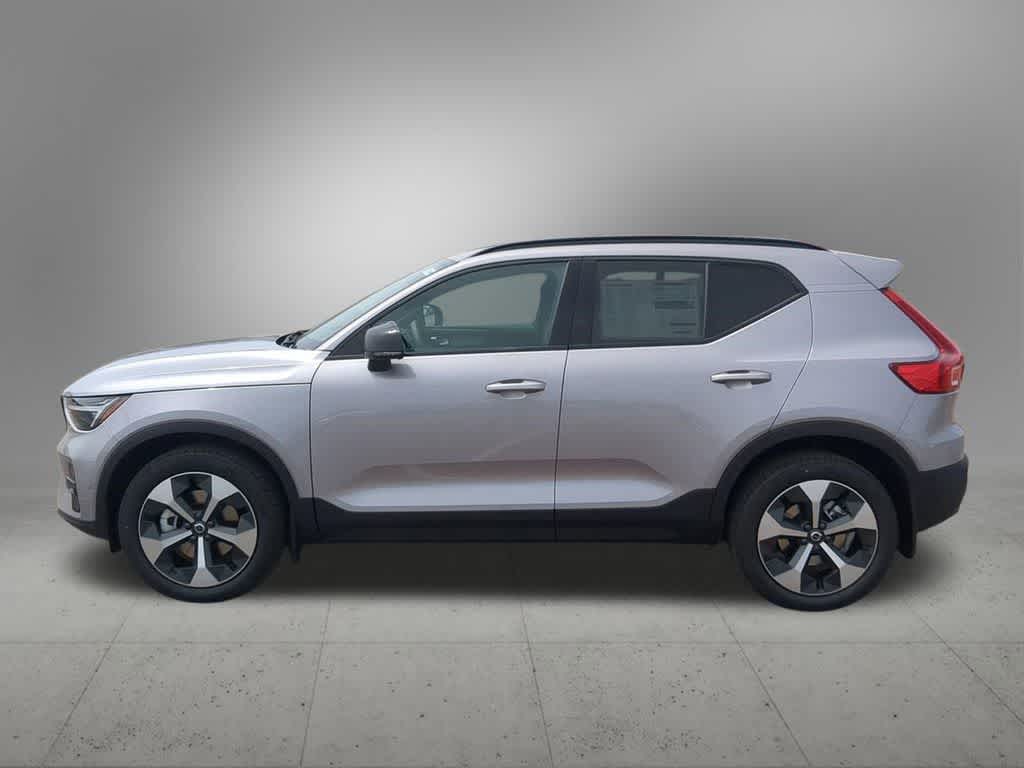 Thumbnail: 2026 Volvo XC40 - 3
