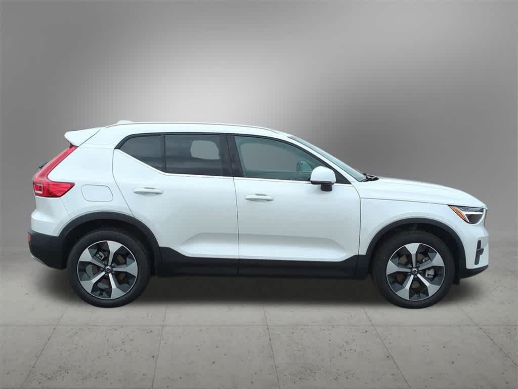 Thumbnail: 2025 Volvo XC40 - 7
