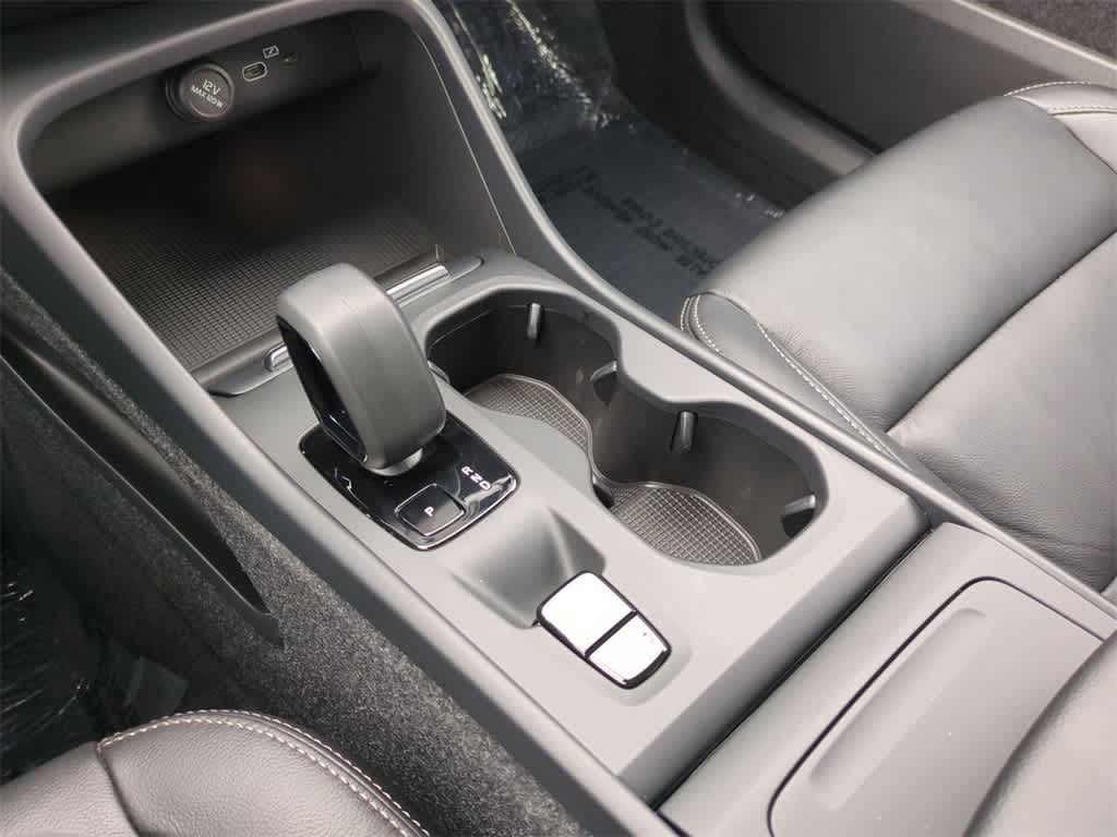 Thumbnail: 2023 Volvo XC40 - 24