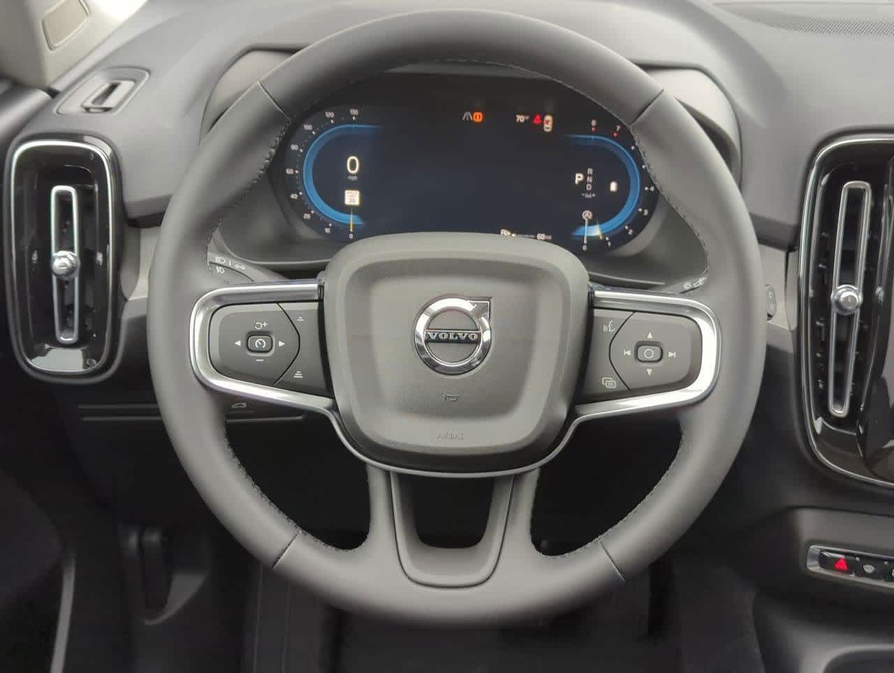 Thumbnail: 2025 Volvo XC40 - 21