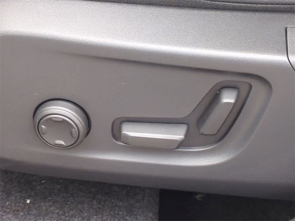 Thumbnail: 2026 Volvo XC40 - 16