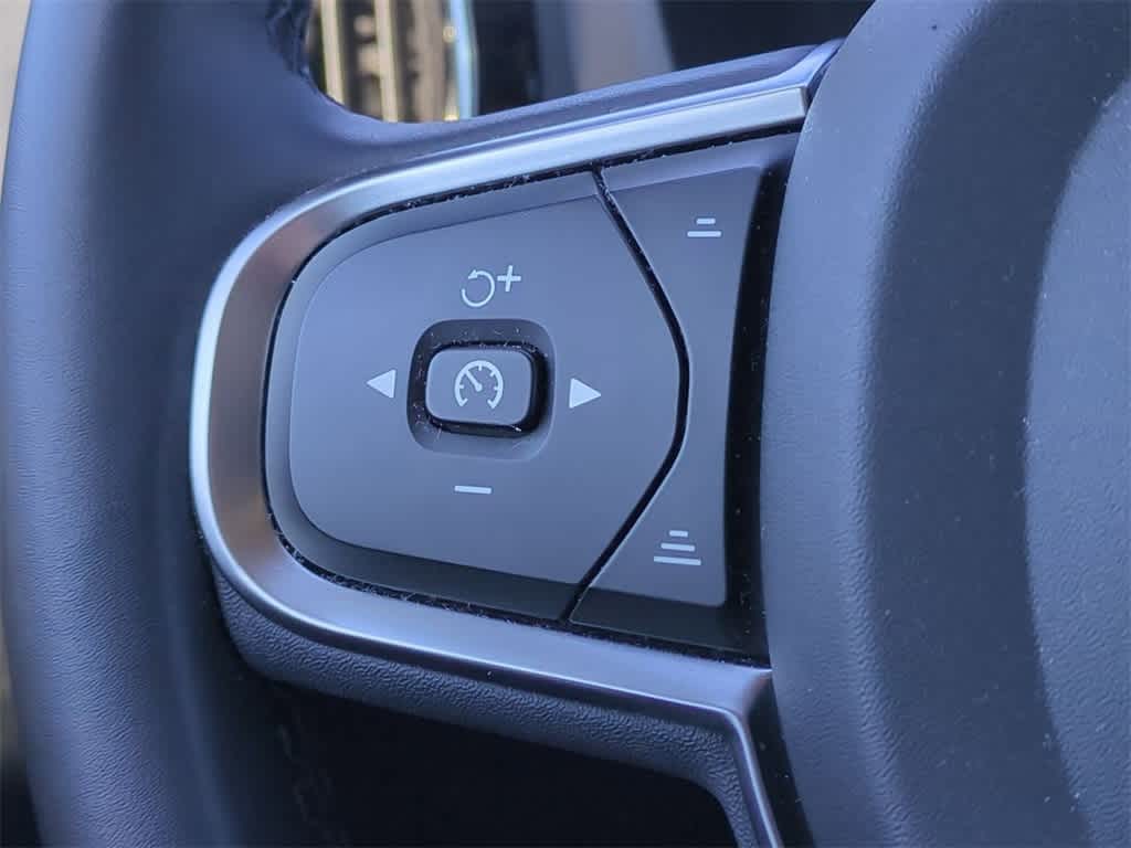 Thumbnail: 2023 Volvo XC60 - 24