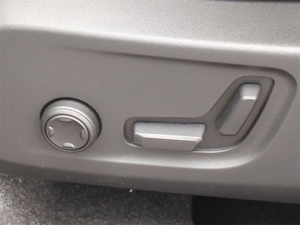 Thumbnail: 2026 Volvo XC40 - 16