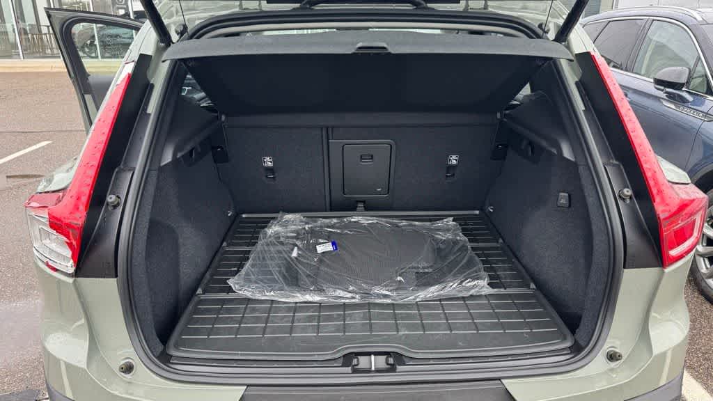 Thumbnail: 2023 Volvo XC40 - 15