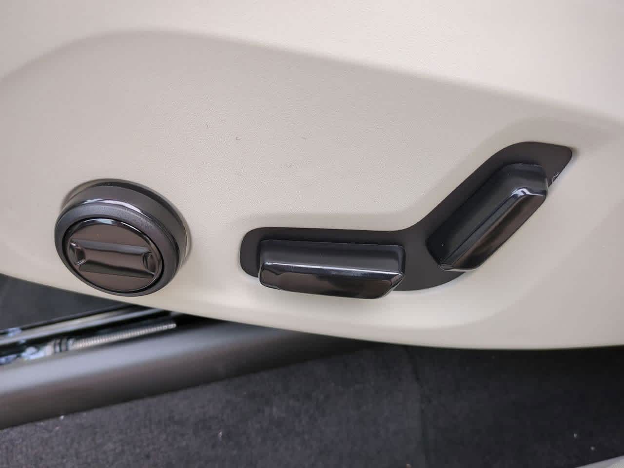 2025 Volvo XC90 T8 Plus 16