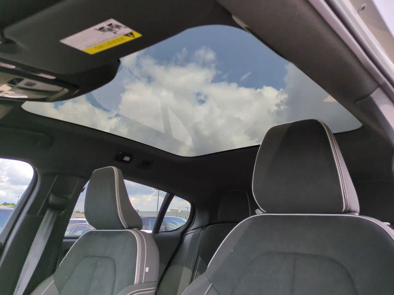 Thumbnail: 2024 Volvo C40 - 16