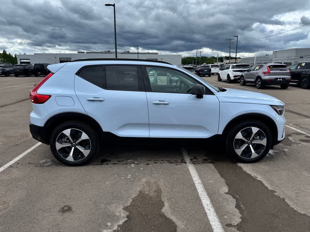 Thumbnail: 2026 Volvo XC40 - 4
