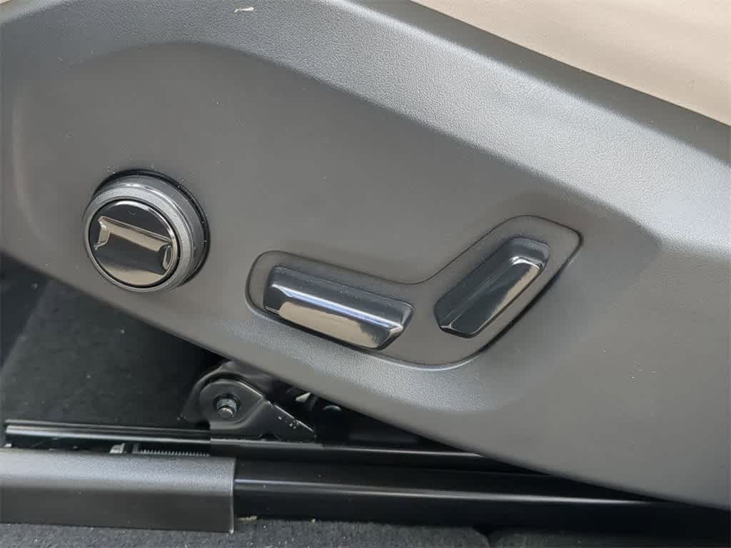 Thumbnail: 2026 Volvo XC60 - 16