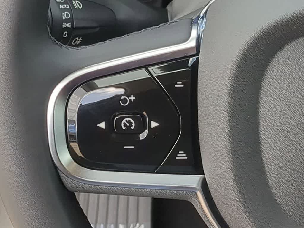 Thumbnail: 2025 Volvo XC60 - 22