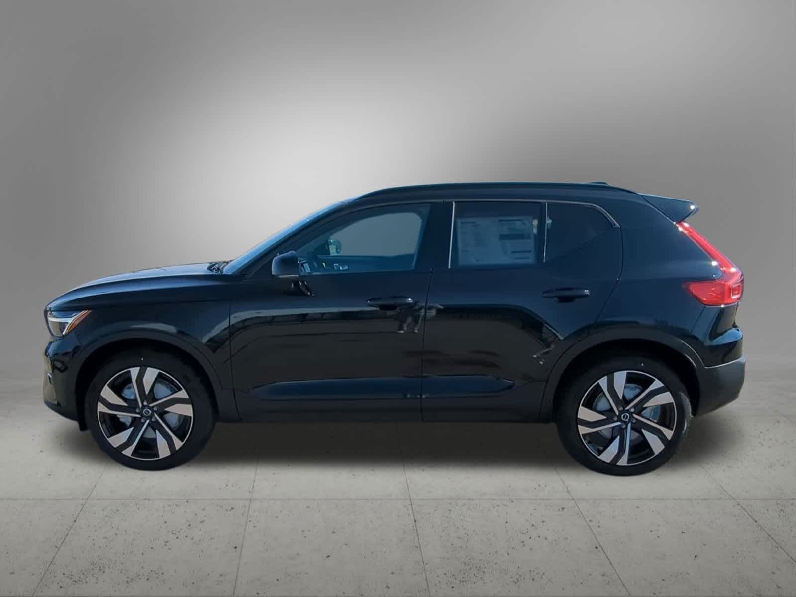 2025 Volvo XC40 Plus photo 3