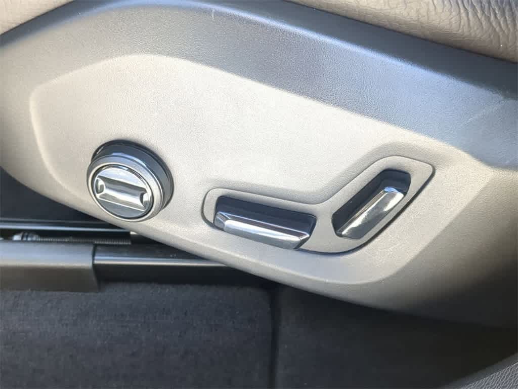 Thumbnail: 2025 Volvo XC60 - 16