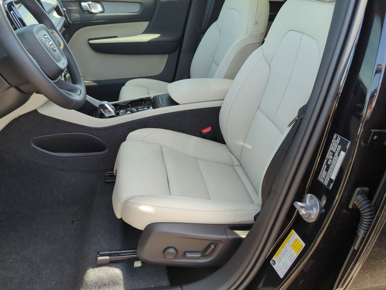 2025 Volvo XC40 B5 Ultimate 14