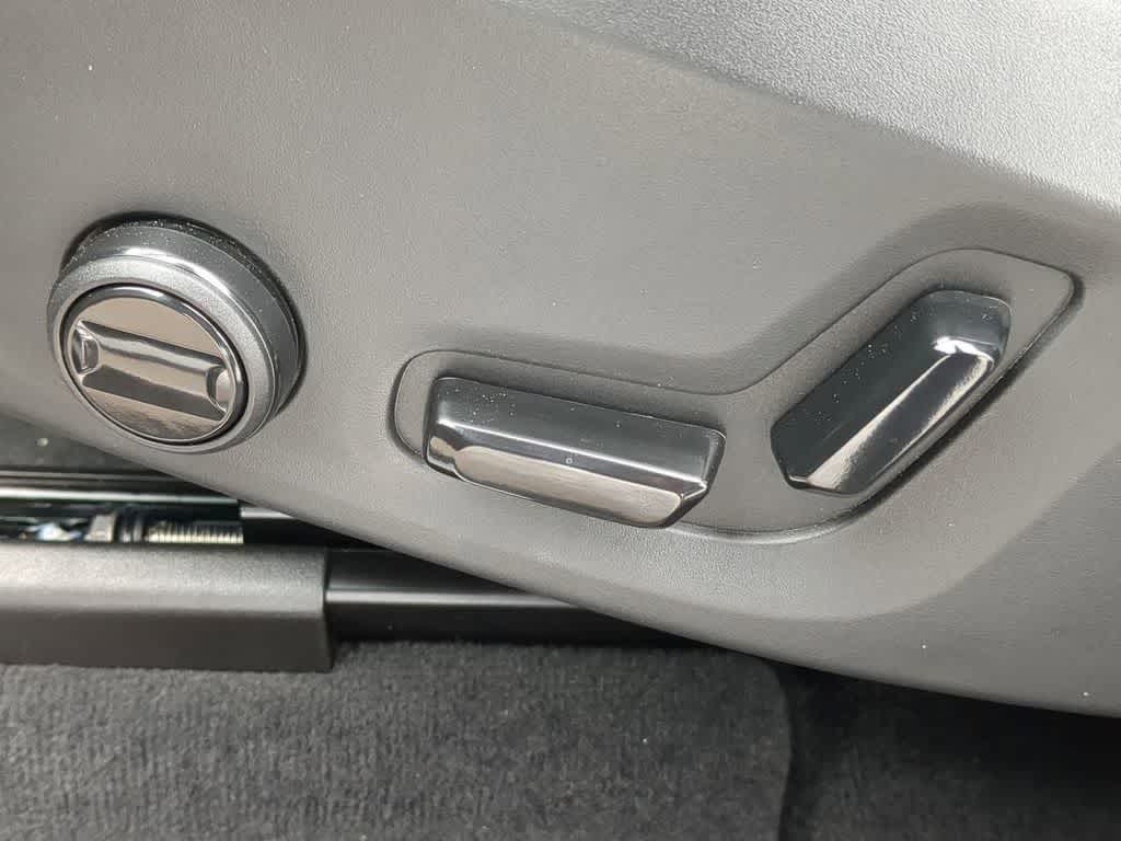 Thumbnail: 2025 Volvo XC60 - 16