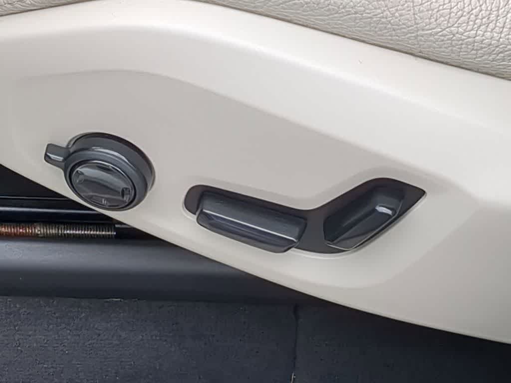 Thumbnail: 2019 Volvo XC60 - 16