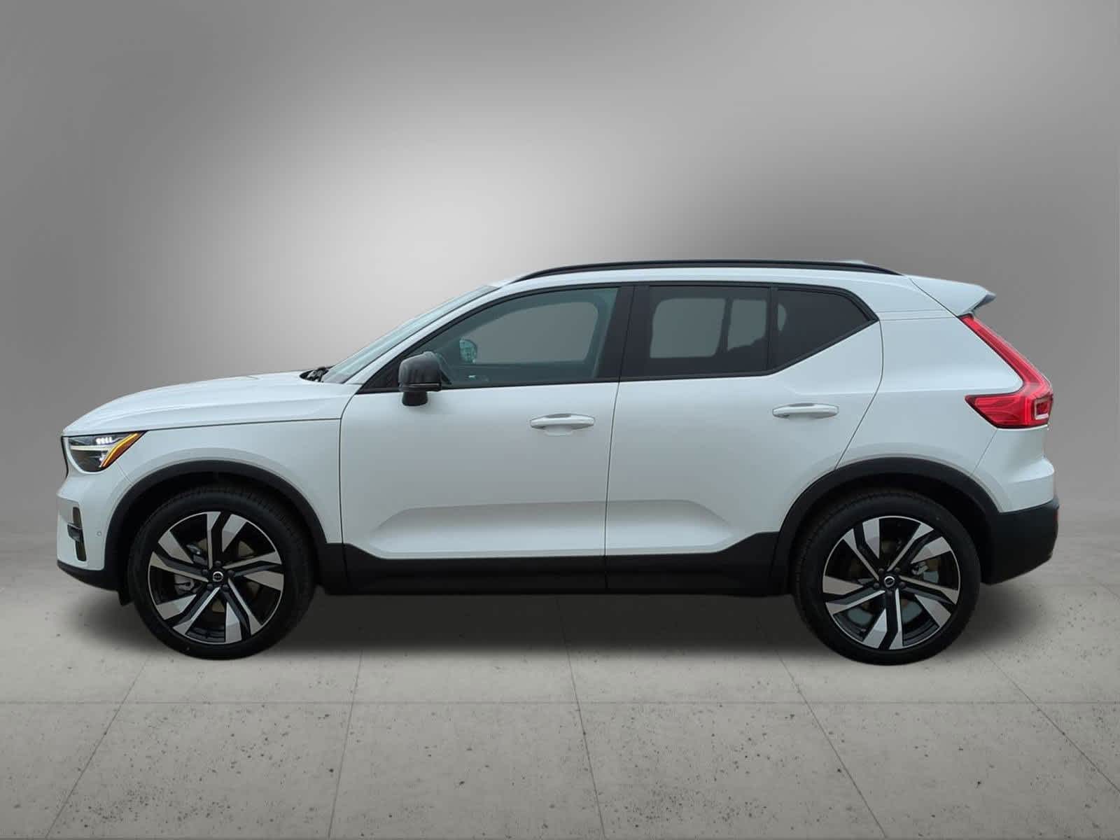 2025 Volvo XC40 Plus photo 3