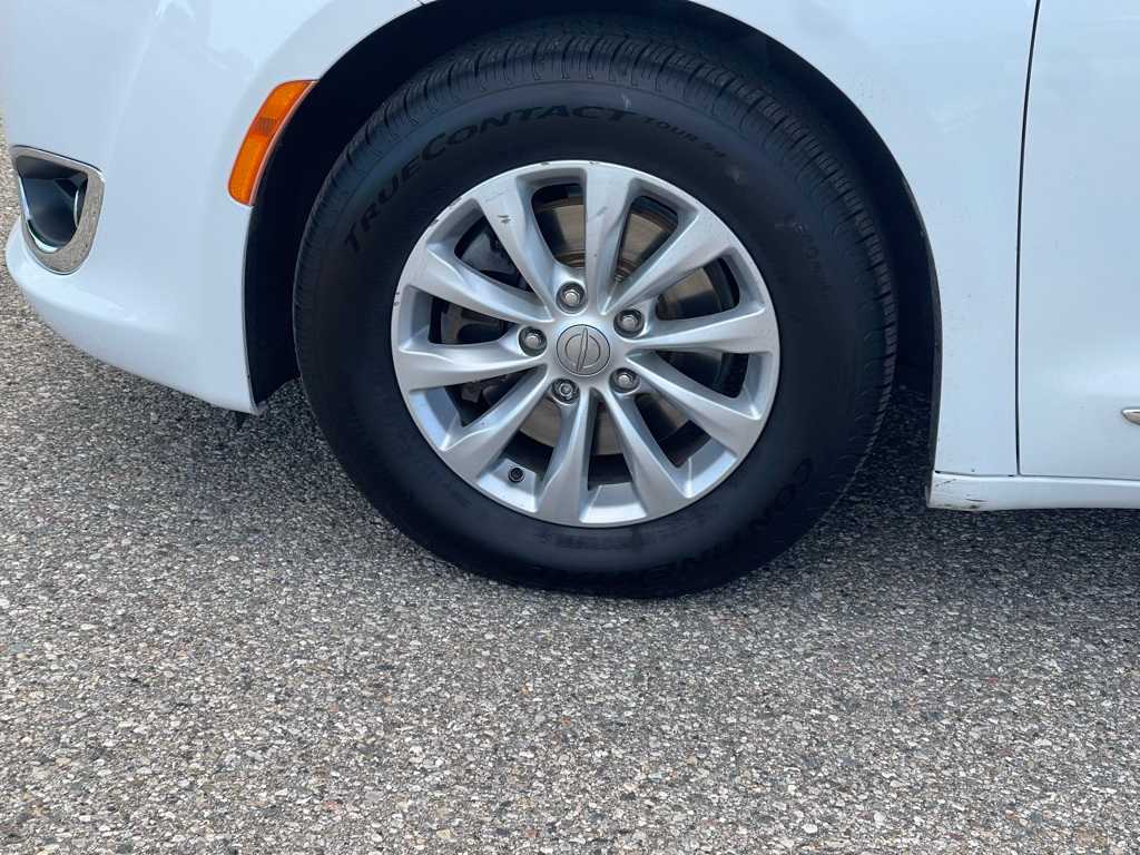 Thumbnail: 2019 Chrysler Pacifica - 16