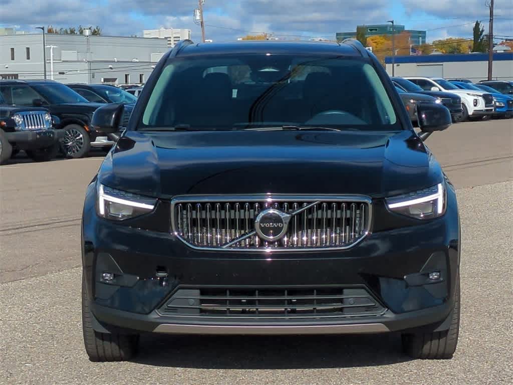 Thumbnail: 2023 Volvo XC40 - 9
