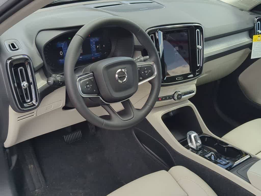 Thumbnail: 2026 Volvo XC40 - 2