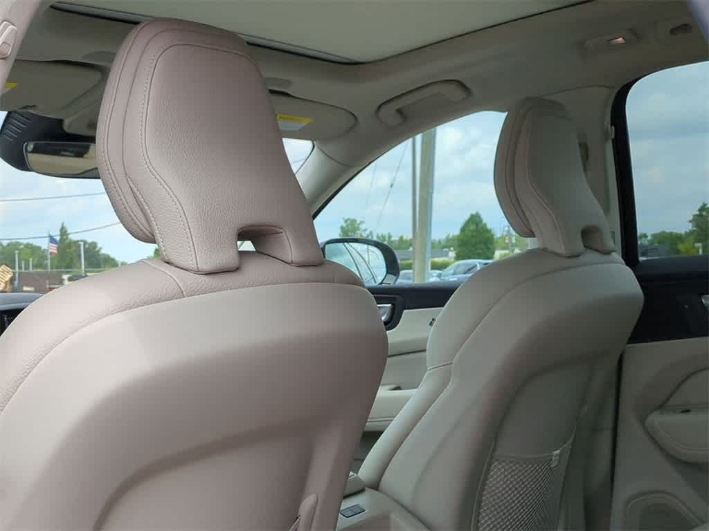 Thumbnail: 2025 Volvo XC60 - 17