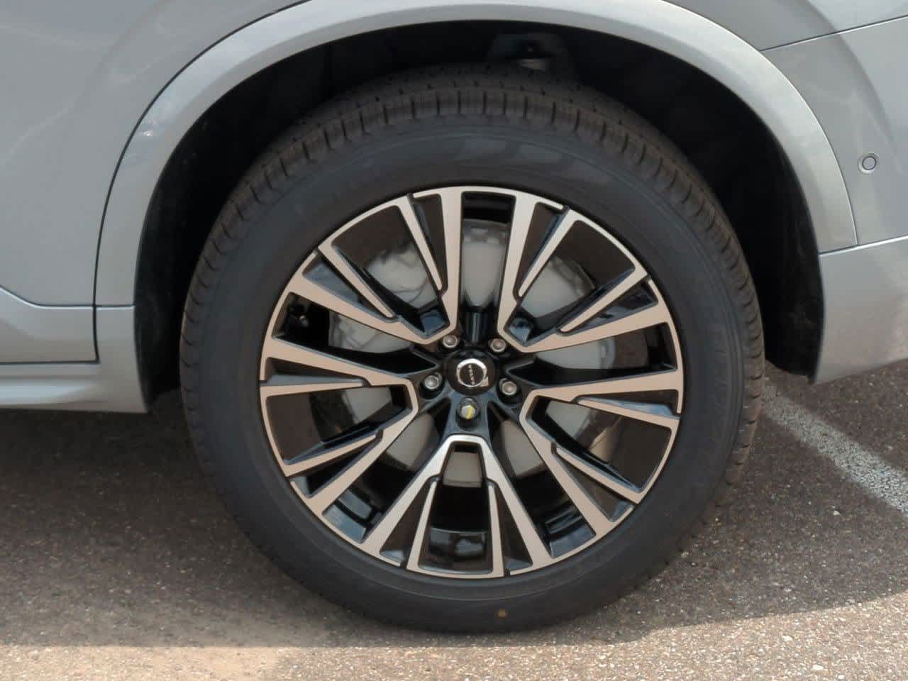 2025 Volvo XC90 T8 Plus 12