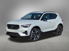 2025 Volvo XC40 B5 Plus Dark Theme SUV