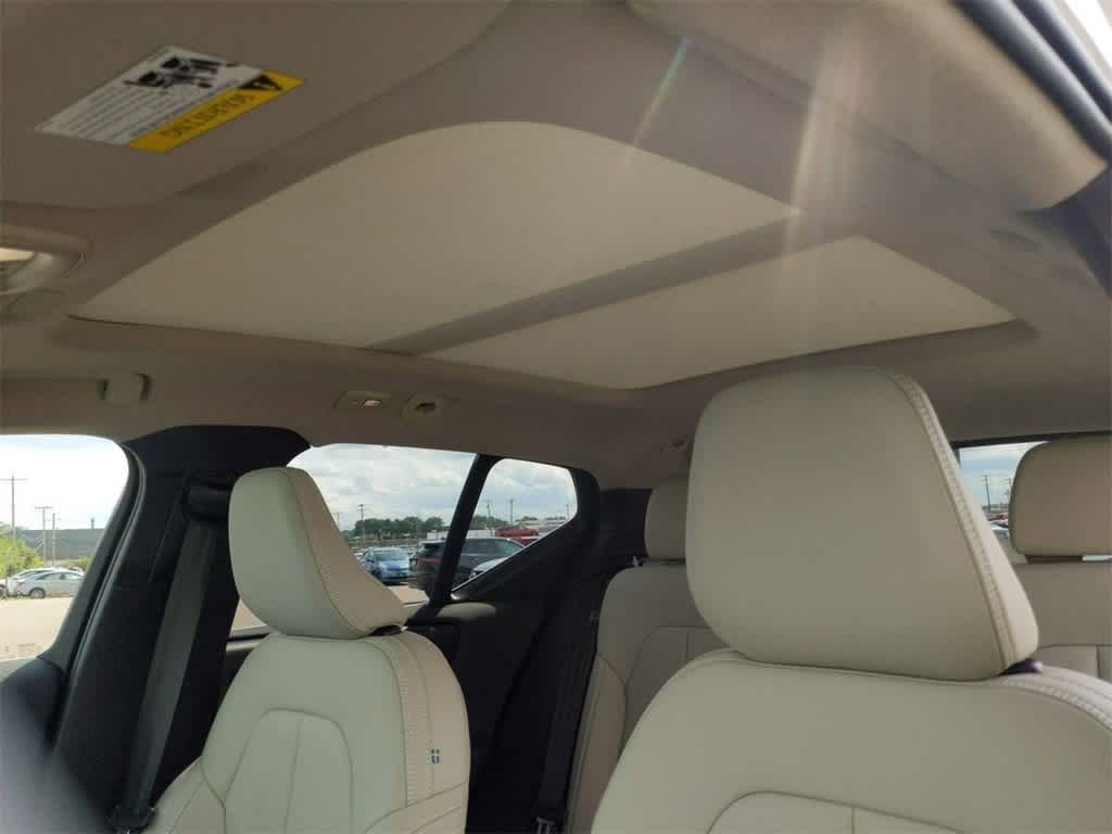 Thumbnail: 2025 Volvo XC40 - 16