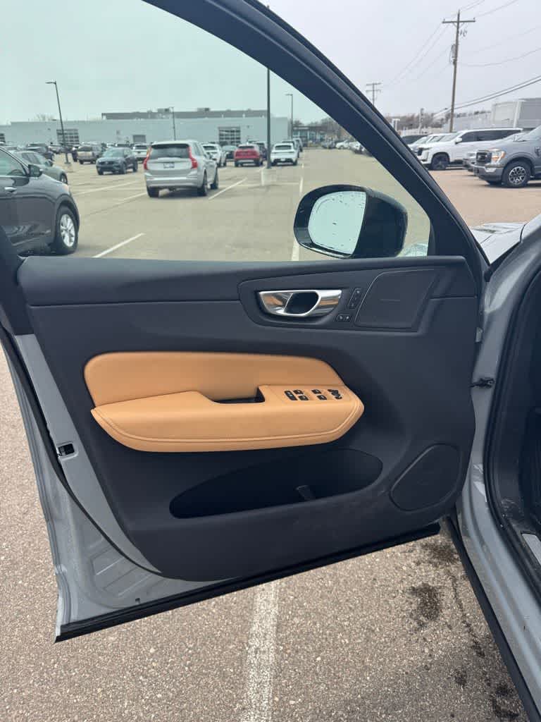 Thumbnail: 2025 Volvo XC60 - 20