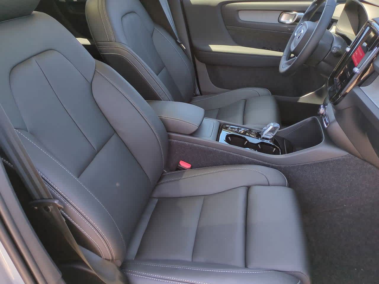 Thumbnail: 2026 Volvo XC40 - 22