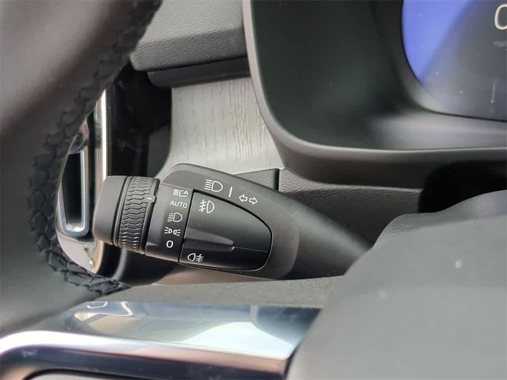 Thumbnail: 2025 Volvo XC40 - 28