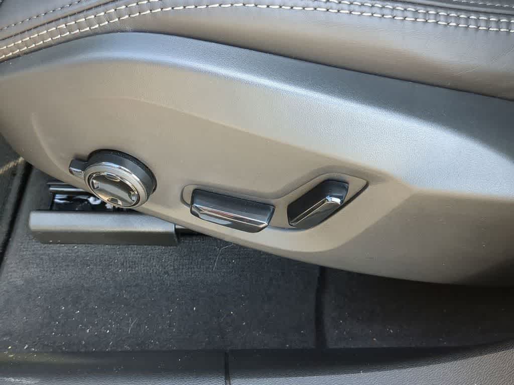 Thumbnail: 2025 Volvo XC60 - 16