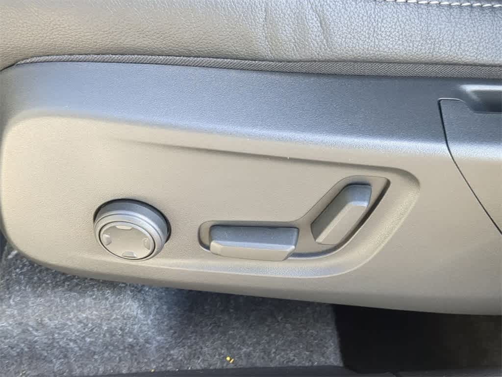 Thumbnail: 2026 Volvo XC40 - 16