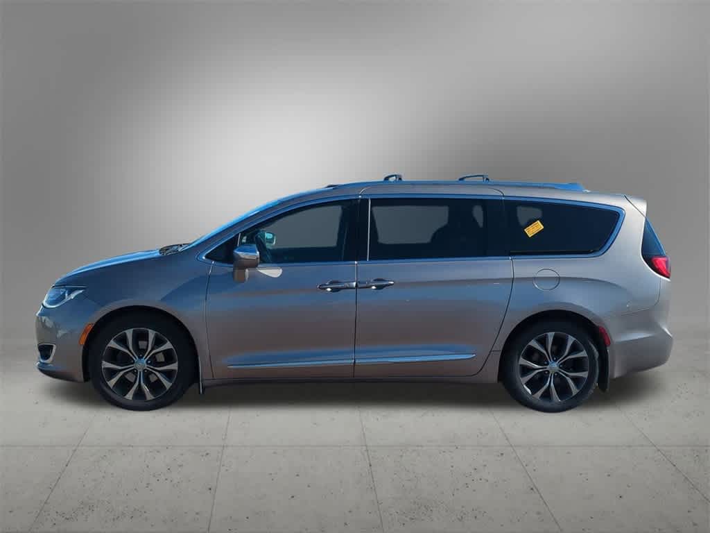 Thumbnail: 2018 Chrysler Pacifica - 3
