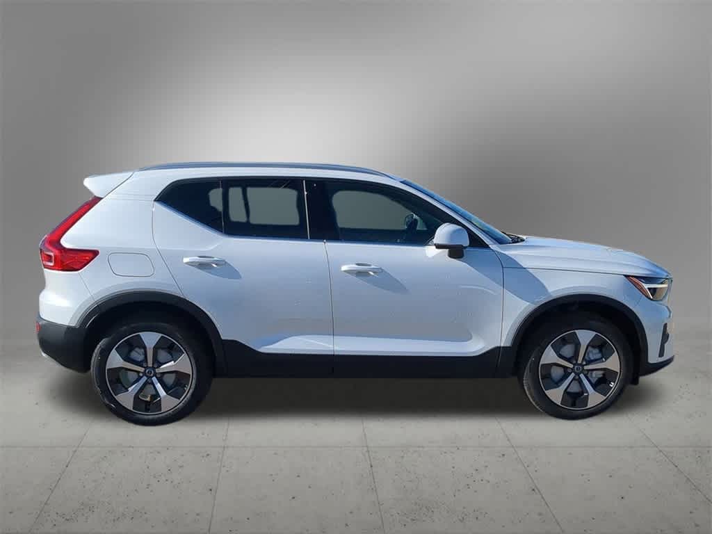 Thumbnail: 2025 Volvo XC40 - 7
