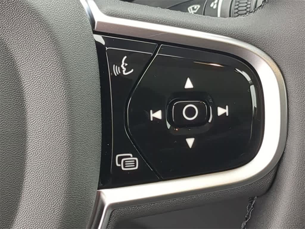 Thumbnail: 2025 Volvo XC60 - 24