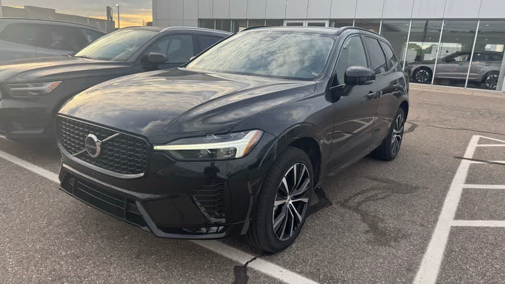 2024 Volvo XC60 B5 Plus Dark Theme AWD's photo