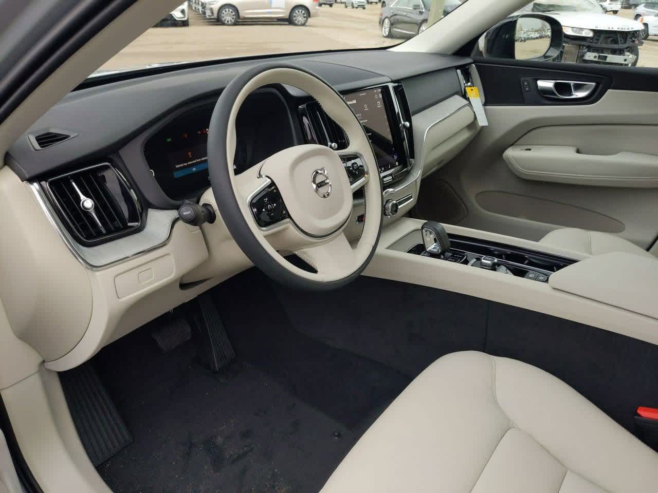 2025 Volvo XC60 Plus B5 photo 2