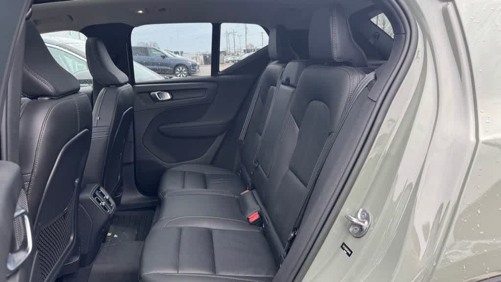 Thumbnail: 2023 Volvo XC40 - 17