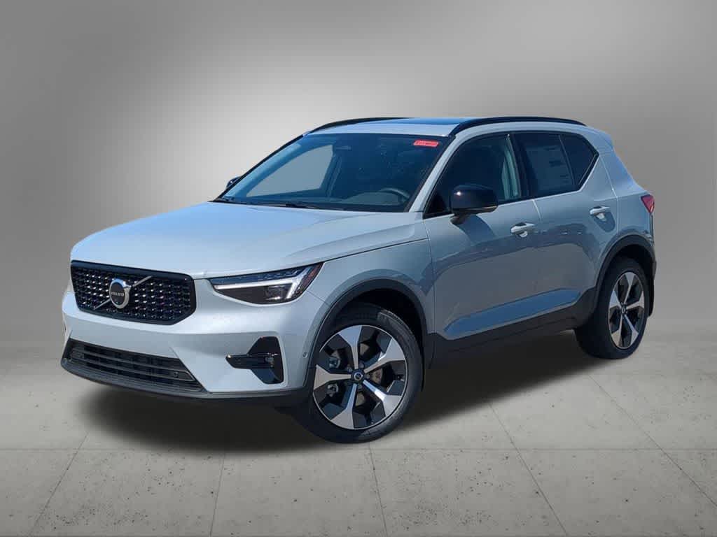 2026 Volvo XC40 B5 Plus Dark AWD's photo