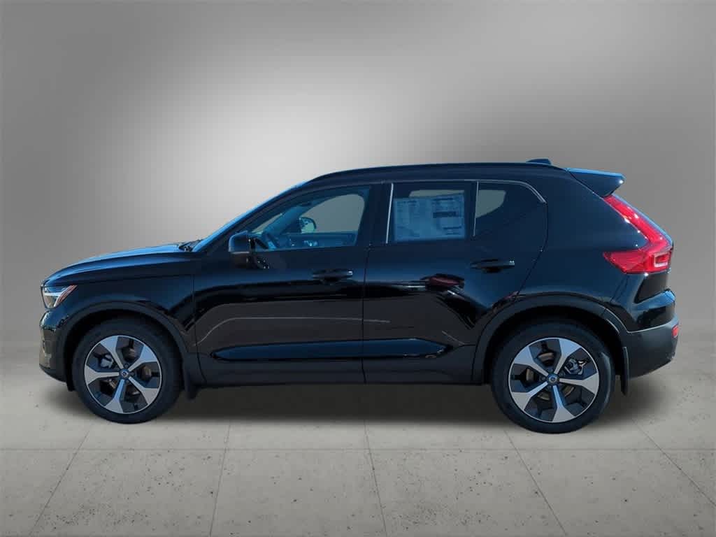 Thumbnail: 2026 Volvo XC40 - 3